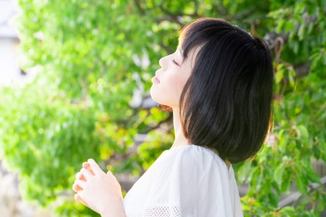 癒やされている女性