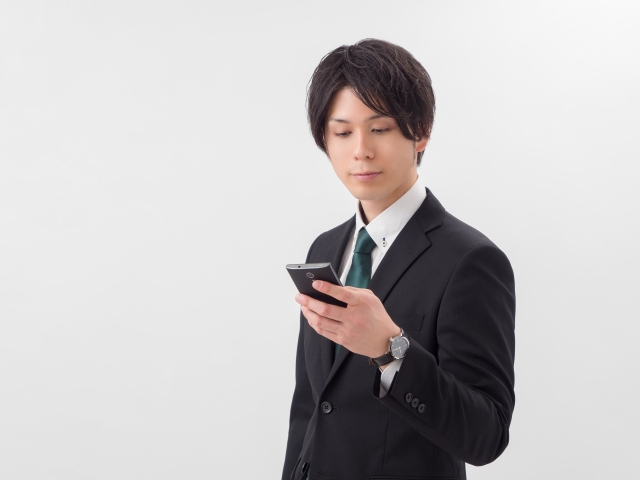 スマホを触る男性