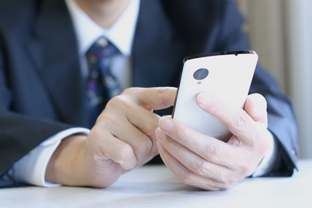 スマホを見る人